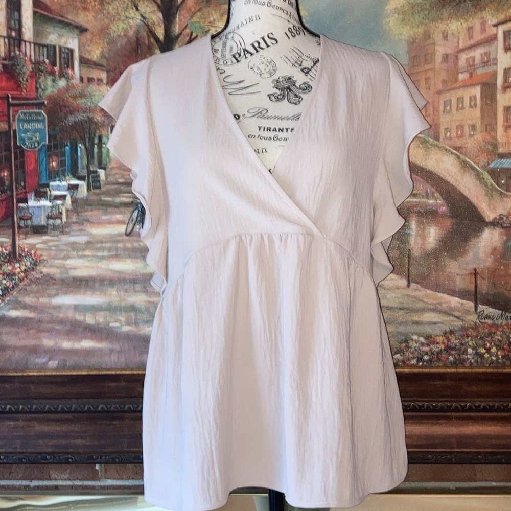 Gilli taupe babydoll blouse with ruffles. SzL Vneck in great preowned condition